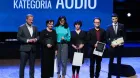Laureat nagrody w kategorii audio za materiał "Bunt. Decydujący bój o ziemię" Adrian Bąk, wyróżniony w kategorii audio za materiał "Bitwa o Downing Street" Adam Dąbrowski, dziennikarka radiowej „Trójki” - Programu Trzeciego Polskiego Radia Anna Dudzińska, prezes Polskiego Radia S.A. Paweł Majcher oraz wyróżnione w kategorii audio za materiał "Po" Magdalena Skawińska i Urszuli Żółtowska-Tomaszewska na gali finałowej Nagrody PAP im. Ryszarda Kapuścińskiego