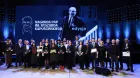 Zdjęcie pamiątkowe laureatów i wyróżnionych na zakończenie gali finałowej Nagrody PAP im. Ryszarda Kapuścińskiego w Studiu Koncertowym Polskiego Radia im. Witolda Lutosławskiego w Warszawie. Fot. PAP/Leszek Szymański