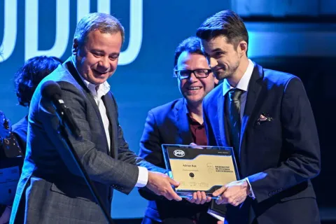 Laureat nagrody w kategorii audio za materiał Bunt. Decydujący bój o ziemię  Adrian Bąk. Fot. PAP/Radek Pietruszka