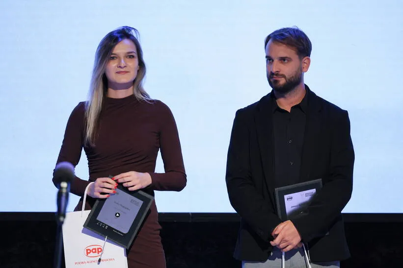 Wyróżnieni w kategorii wideo za materiał Nic nie czuję Anita Bugajska i Janusz Schwertner na gali finałowej Nagrody PAP im. Ryszarda Kapuścińskiego. Fot. PAP/Paweł Supernak