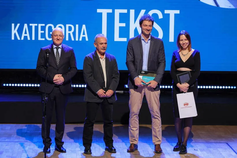 Członek kapituły, dziennikarz Wojciech Jagielski, wiceprezes zarządu Orlen Witold Literacki, zwycięzca w kategorii TEKST Bartek Sabela, nagrodzony za materiał "Kraina obiecana". Magazyn "Pismo" i wyróżniona za materiał "Zdejmijmy z Odry czarny kir. Instrukcja naprawy rzek dla nowej władzy" Katarzyna Kojzar podczas gali finałowej Nagrody PAP im. Ryszarda Kapuścińskiego w Studiu Koncertowym Polskiego Radia im. Witolda Lutosławskiego w Warszawie. Fot. PAP/Paweł Supernak