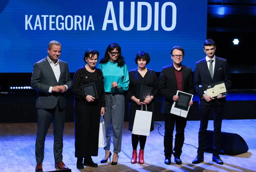 Laureat nagrody w kategorii audio za materiał "Bunt. Decydujący bój o ziemię" Adrian Bąk, wyróżniony w kategorii audio za materiał "Bitwa o Downing Street" Adam Dąbrowski, dziennikarka radiowej „Trójki” - Programu Trzeciego Polskiego Radia Anna Dudzińska, prezes Polskiego Radia S.A. Paweł Majcher oraz wyróżnione w kategorii audio za materiał "Po" Magdalena Skawińska i Urszuli Żółtowska-Tomaszewska na gali finałowej Nagrody PAP im. Ryszarda Kapuścińskiego