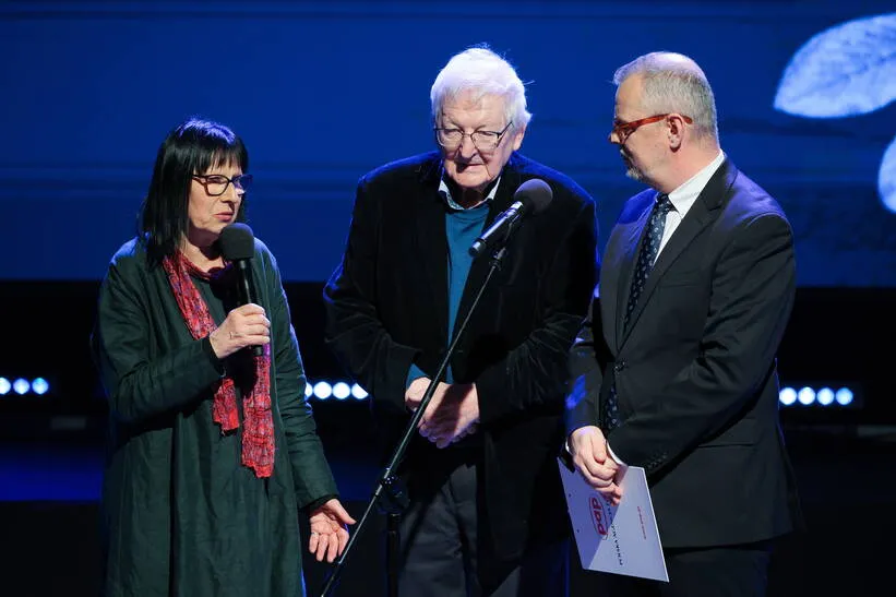 Redaktor naczelny Polskiej Agencji Prasowej, przewodniczący kapituły Wojciech Tumidalski, córka Ryszarda Kapuścińskiego, honorowy członek kapituły Rene Maisner i honowy członek kapituły, dziennikarz PAP Mirosław Ikonowicz. Fot. PAP/Paweł Supernak