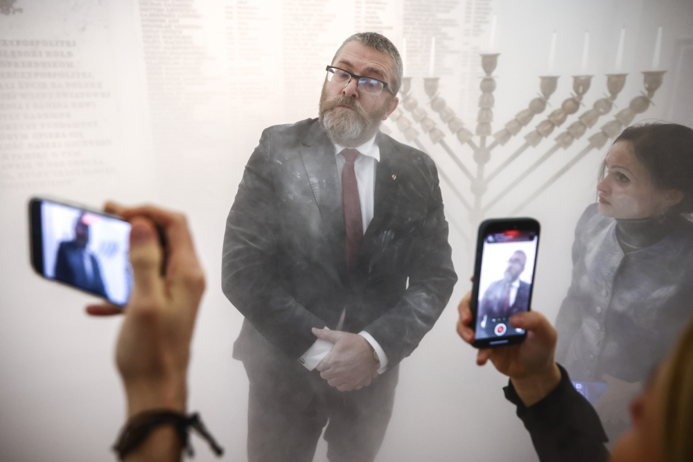 "Grzegorz Braun zgasił świece chanukowe w Sejmie". Fot. Beata Zawrzel